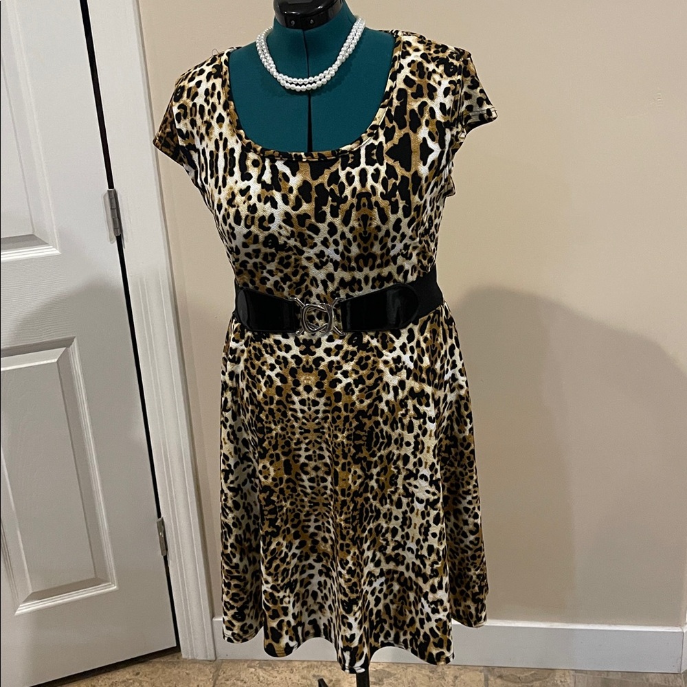 Leopard Print Skater Style Short Sleeve Dress - Picture 7 of 12
